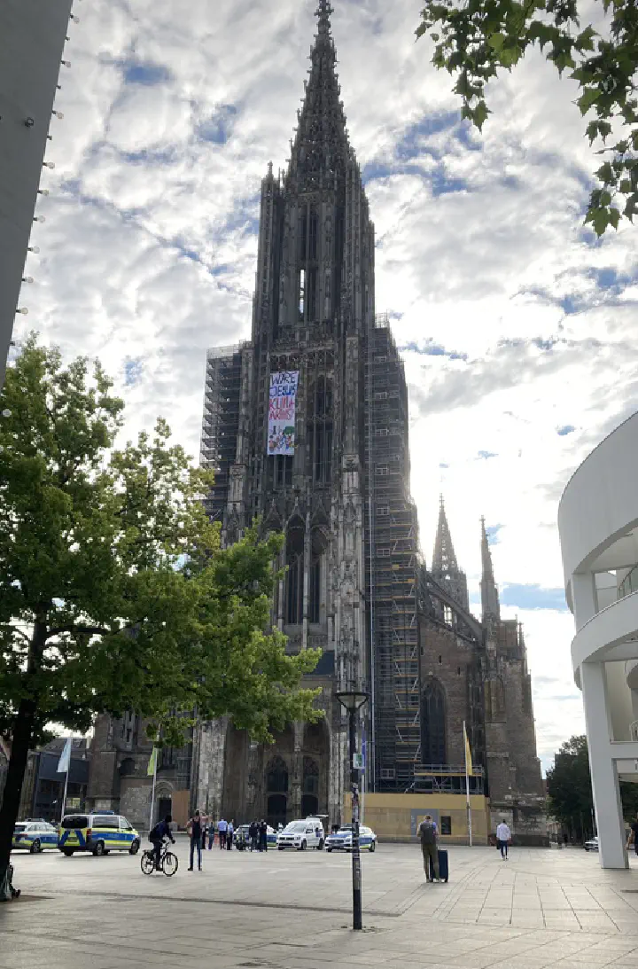 100 m² großes Banner am Ulmer Münster fragt: Wäre Jesus Klimaaktivist?